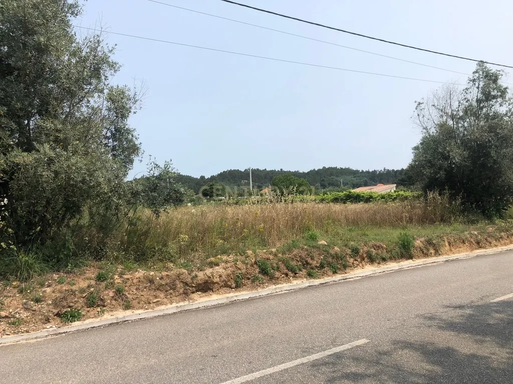 Terreno urbano plano com área total de 4.404m2  numa localização boa a 10 min da Lousã - Image 1