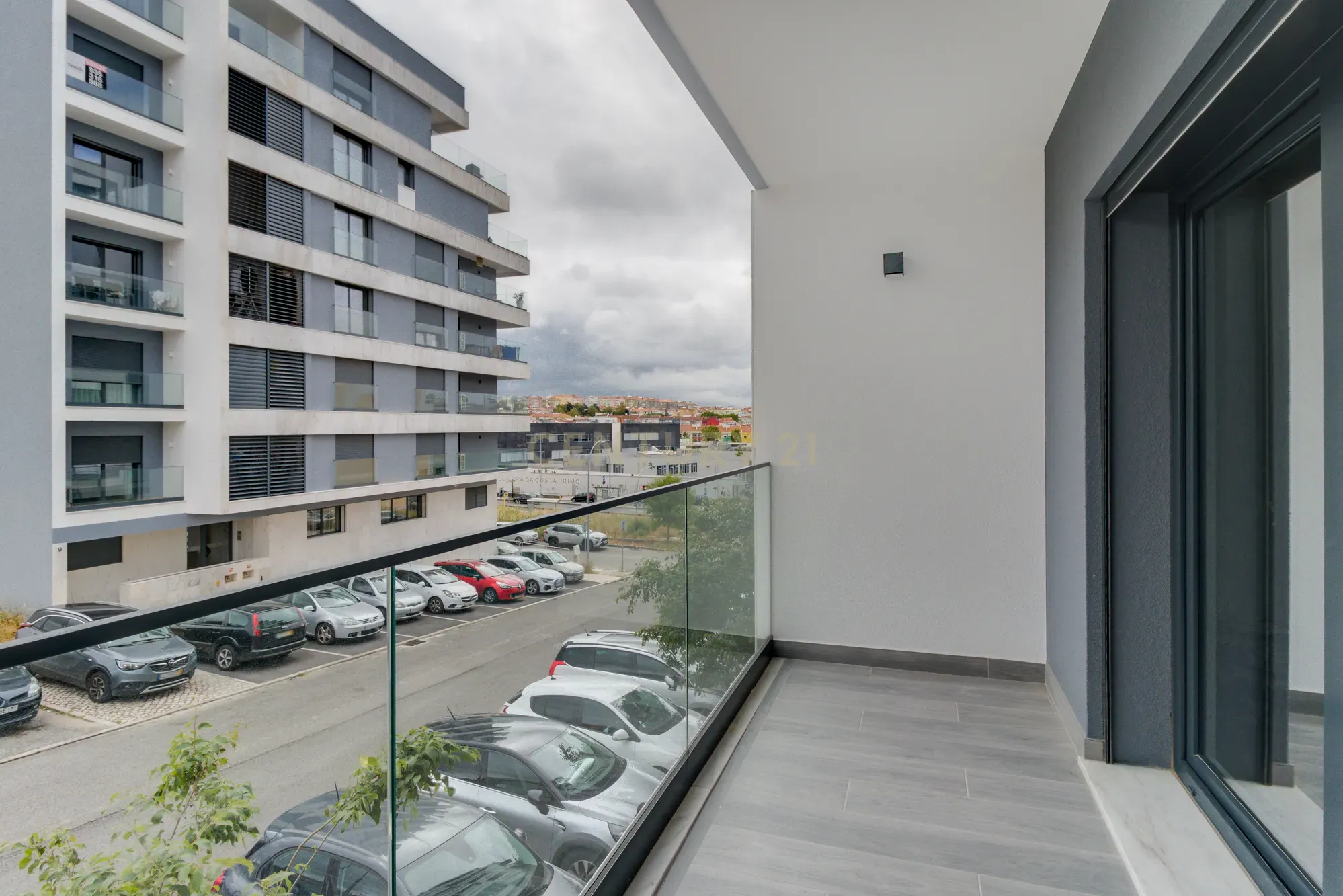 T3 NOVO com varandas e parqueamento - Image 17