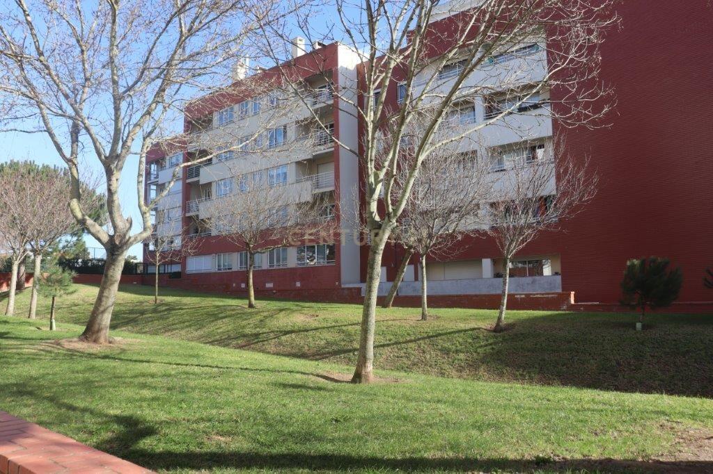 Apartamento T2 em São Domingos de Rana (com 2 parqueamentos)