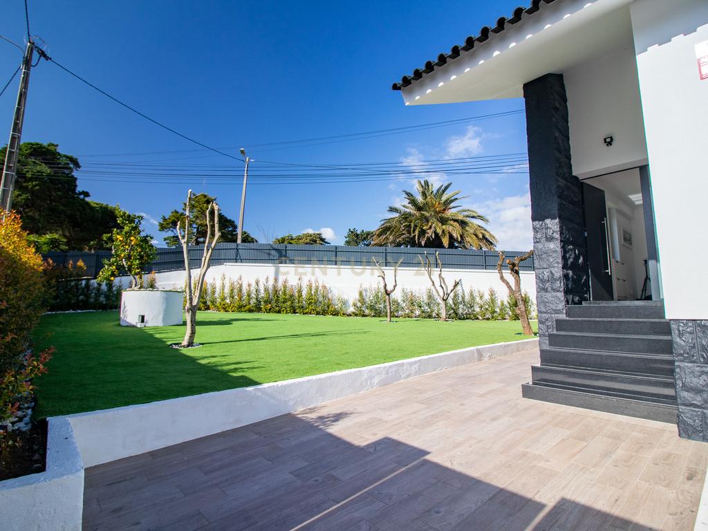 Vivendo o Sonho: Luxuosa Moradia T5 em Albarraque com Espaço de Lazer para Crianças - Image 18