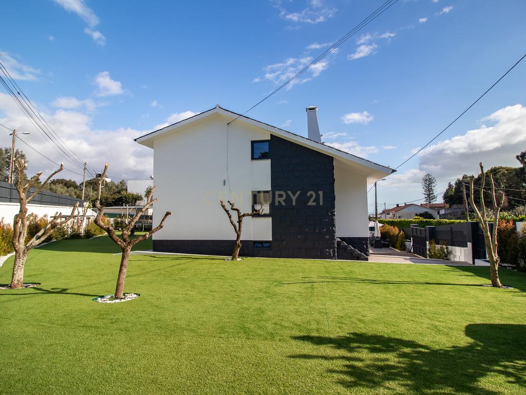 Vivendo o Sonho: Luxuosa Moradia T5 em Albarraque com Espaço de Lazer para Crianças - Image 15