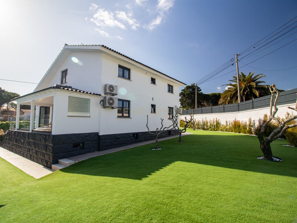 Vivendo o Sonho: Luxuosa Moradia T5 em Albarraque com Espaço de Lazer para Crianças - Image 11