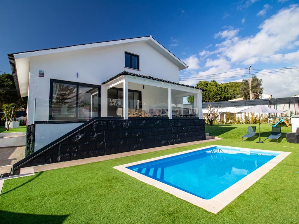 Vivendo o Sonho: Luxuosa Moradia T5 em Albarraque com Espaço de Lazer para Crianças - Image 4