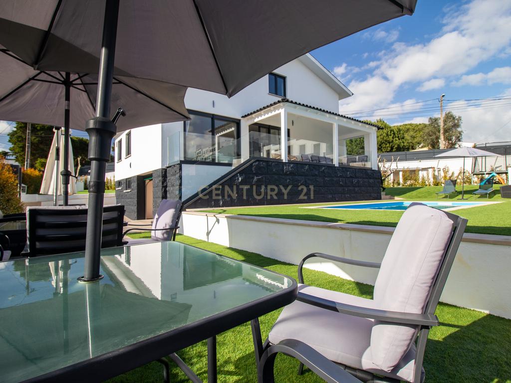 Vivendo o Sonho: Luxuosa Moradia T5 em Albarraque com Espaço de Lazer para Crianças - Image 1