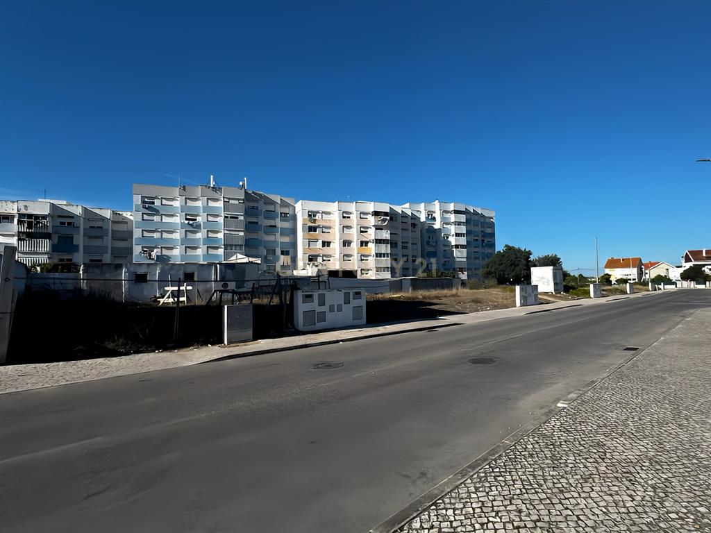 Terreno Urbano de 192 m² com Projeto de Moradias Aprovado em Santo António da Charneca, Barreiro - Image 3