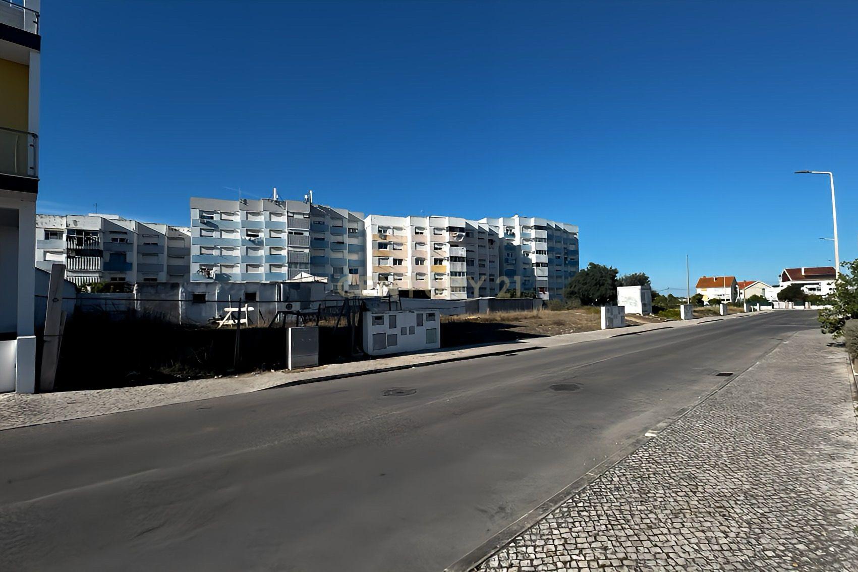 Terreno Urbano de 175 m² com Projeto de Moradias Aprovado em Santo António da Charneca, Barreiro - Image 2