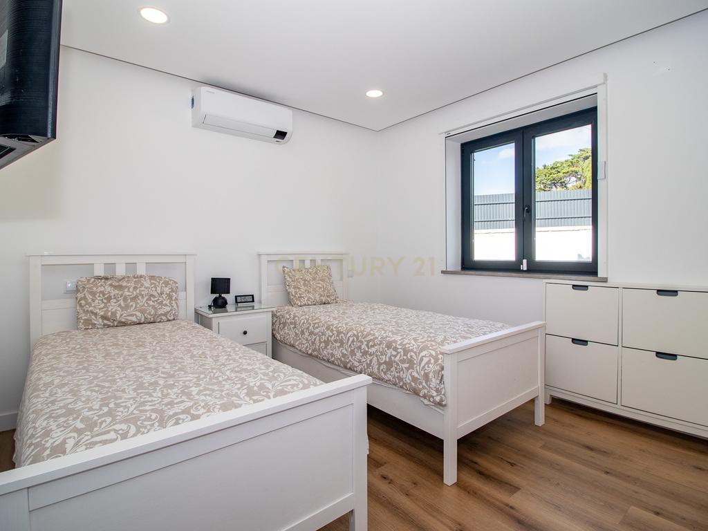 Vivendo o Sonho: Luxuosa Moradia T5 em Albarraque com Espaço de Lazer para Crianças - Image 33