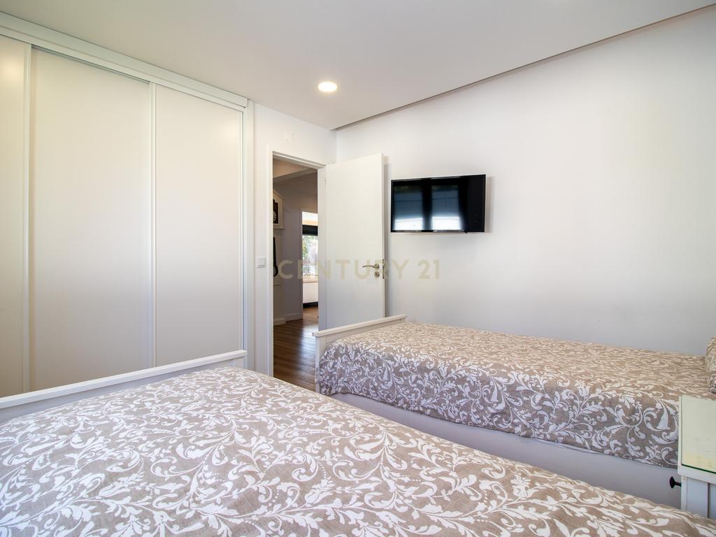 Vivendo o Sonho: Luxuosa Moradia T5 em Albarraque com Espaço de Lazer para Crianças - Image 34