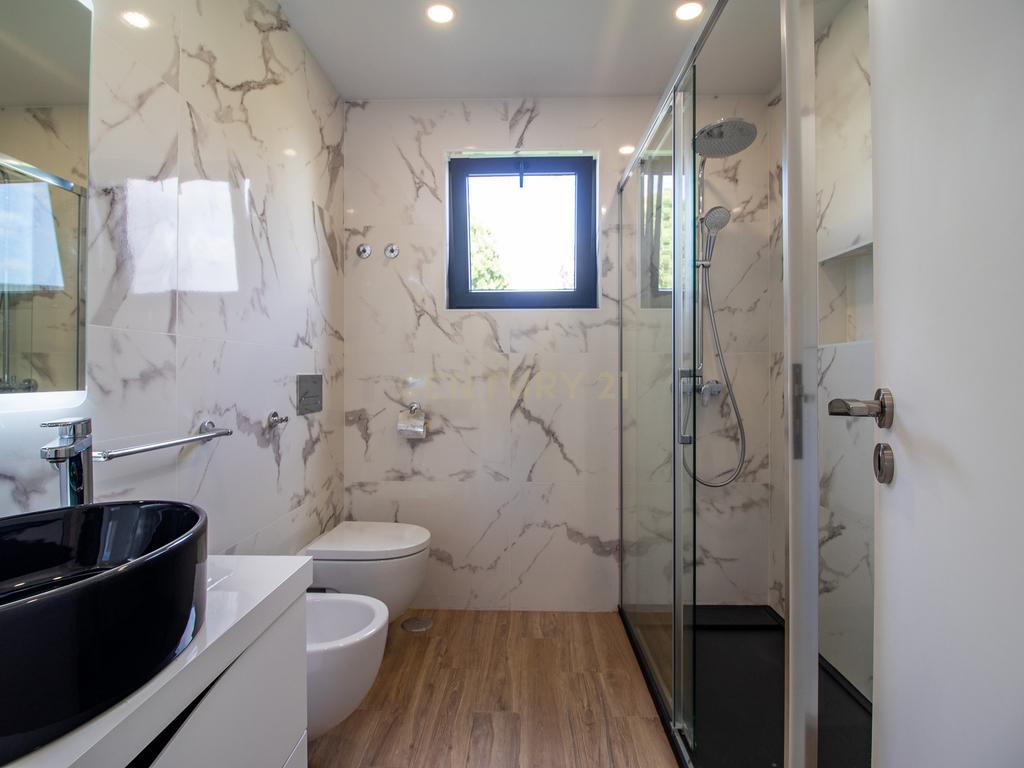 Vivendo o Sonho: Luxuosa Moradia T5 em Albarraque com Espaço de Lazer para Crianças - Image 38