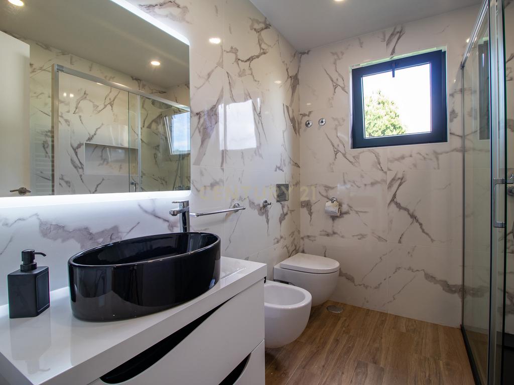 Vivendo o Sonho: Luxuosa Moradia T5 em Albarraque com Espaço de Lazer para Crianças - Image 39