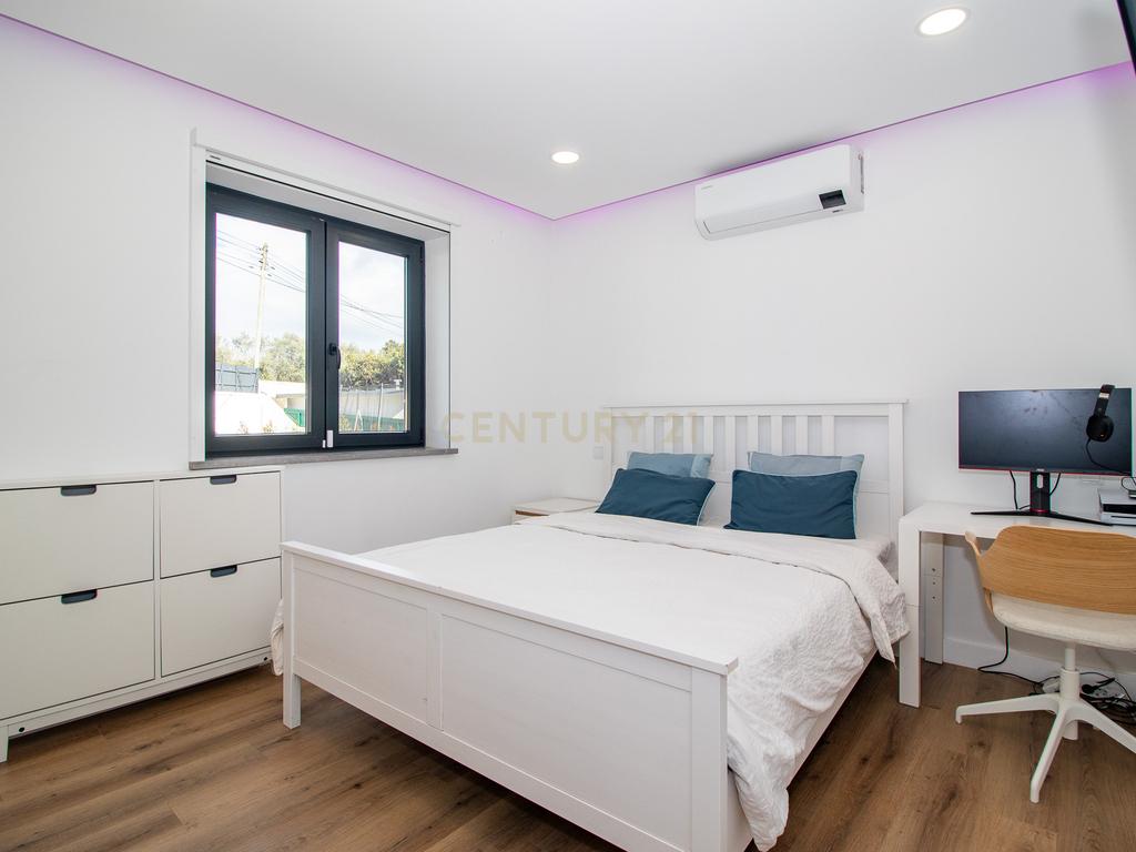 Vivendo o Sonho: Luxuosa Moradia T5 em Albarraque com Espaço de Lazer para Crianças - Image 36