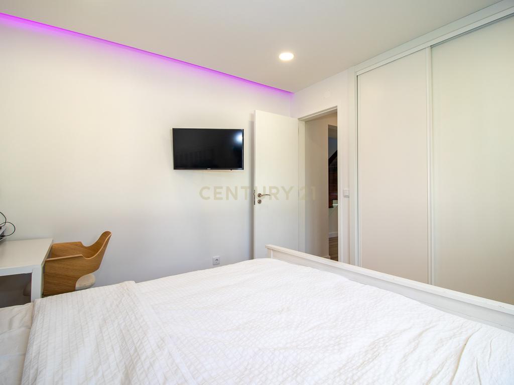 Vivendo o Sonho: Luxuosa Moradia T5 em Albarraque com Espaço de Lazer para Crianças - Image 37