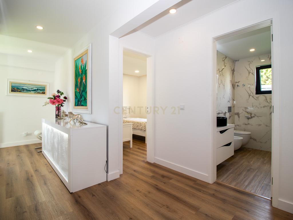 Vivendo o Sonho: Luxuosa Moradia T5 em Albarraque com Espaço de Lazer para Crianças - Image 32