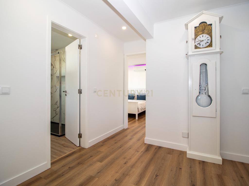 Vivendo o Sonho: Luxuosa Moradia T5 em Albarraque com Espaço de Lazer para Crianças - Image 35