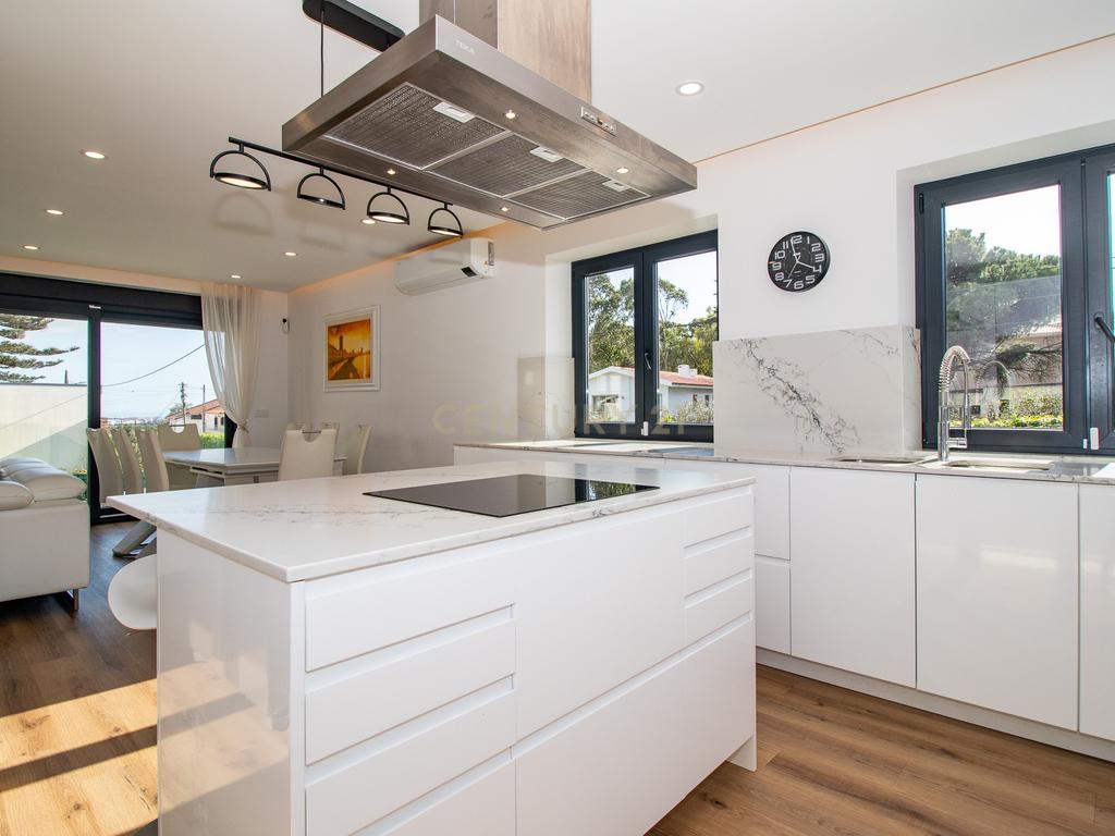 Vivendo o Sonho: Luxuosa Moradia T5 em Albarraque com Espaço de Lazer para Crianças - Image 25