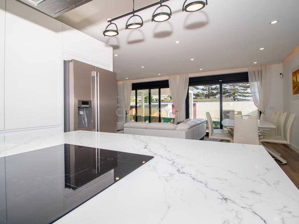 Vivendo o Sonho: Luxuosa Moradia T5 em Albarraque com Espaço de Lazer para Crianças - Image 26