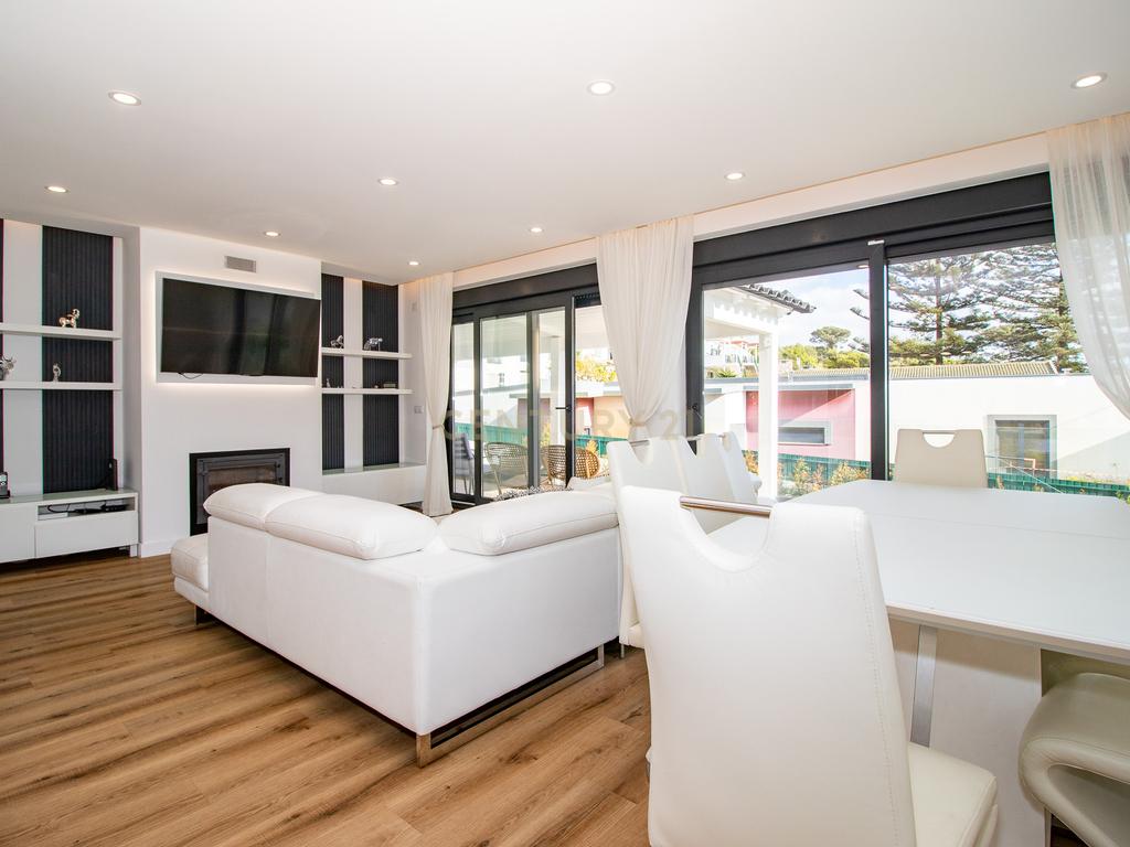 Vivendo o Sonho: Luxuosa Moradia T5 em Albarraque com Espaço de Lazer para Crianças - Image 27