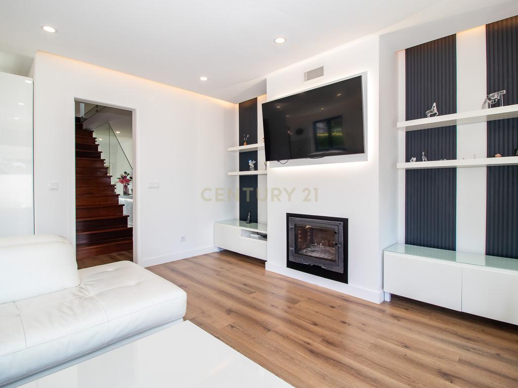 Vivendo o Sonho: Luxuosa Moradia T5 em Albarraque com Espaço de Lazer para Crianças - Image 30