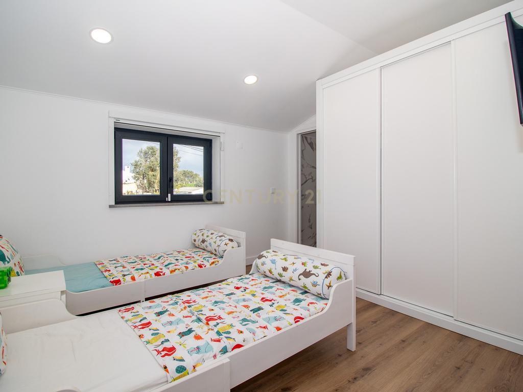 Vivendo o Sonho: Luxuosa Moradia T5 em Albarraque com Espaço de Lazer para Crianças - Image 41