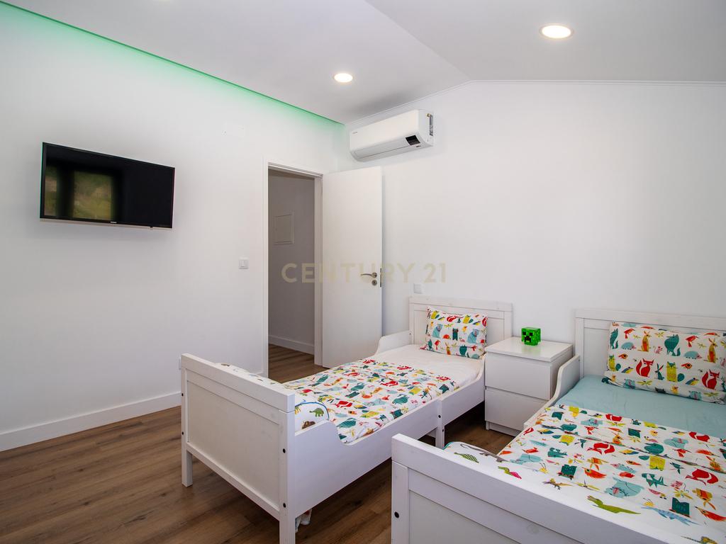 Vivendo o Sonho: Luxuosa Moradia T5 em Albarraque com Espaço de Lazer para Crianças - Image 42