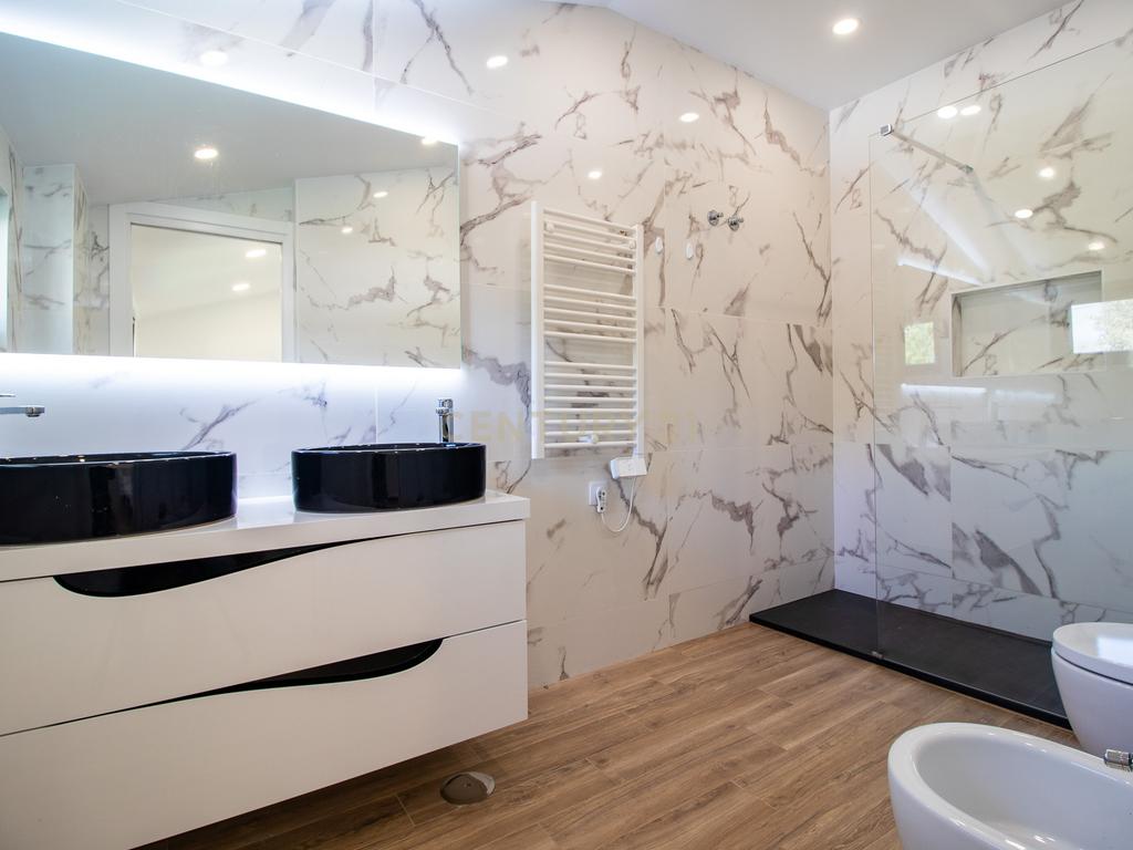 Vivendo o Sonho: Luxuosa Moradia T5 em Albarraque com Espaço de Lazer para Crianças - Image 43