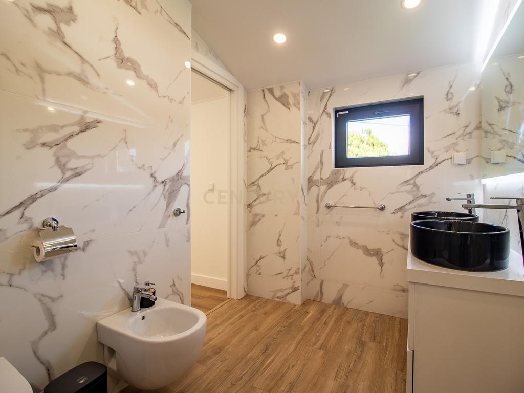 Vivendo o Sonho: Luxuosa Moradia T5 em Albarraque com Espaço de Lazer para Crianças - Image 44