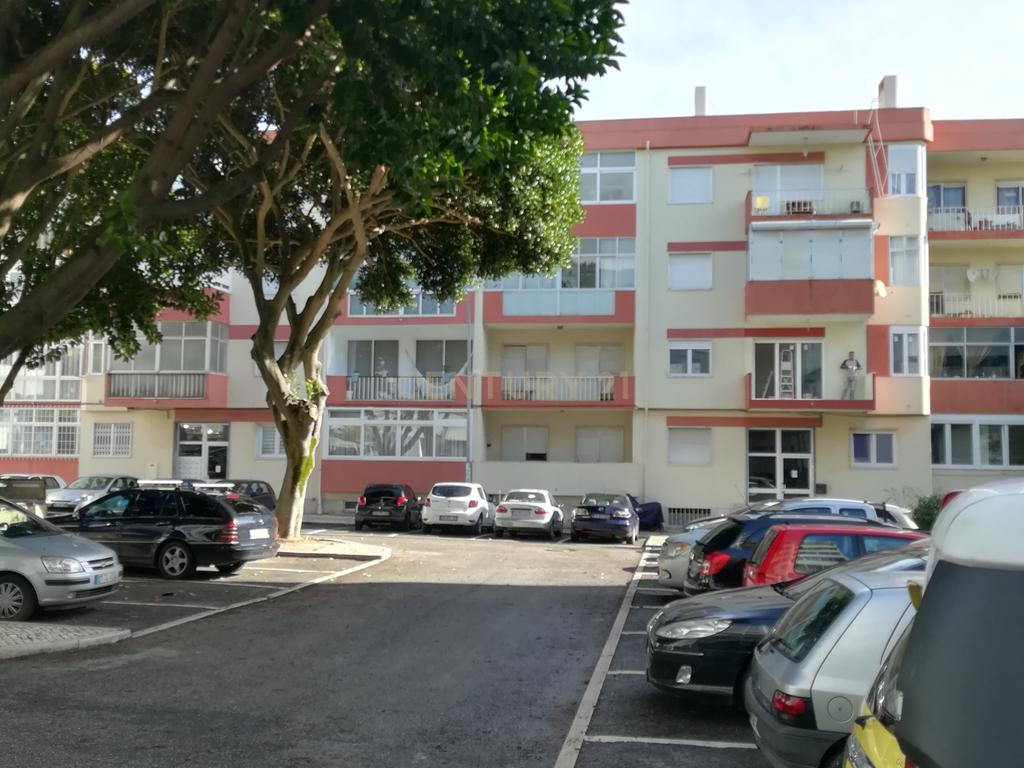 Apartamento T1 em Oeiras com Vista para a Cidade - Image 1