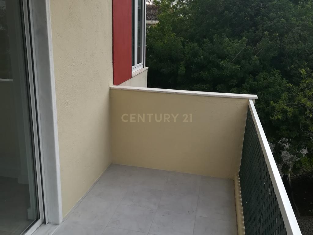 Apartamento T1 em Oeiras com Vista para a Cidade - Image 6