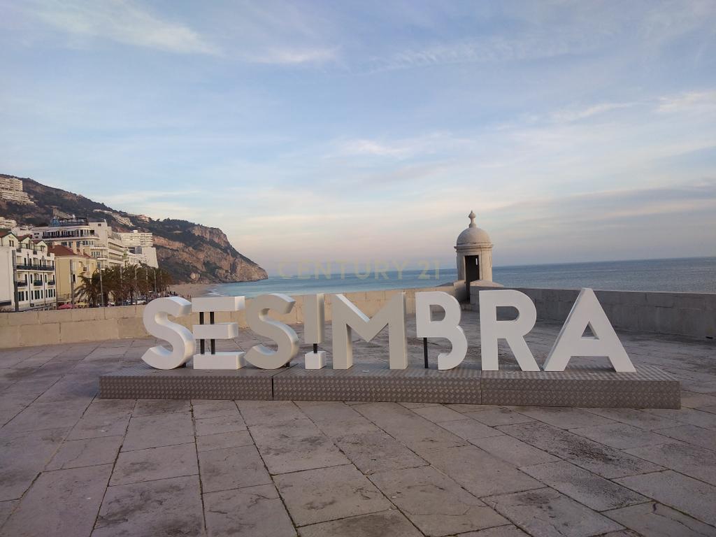 Moradia T3+2 | Sesimbra com Piscina, Jacuzzi, duas Pérgulas Bioclimáticas e muito mais. - Image 27
