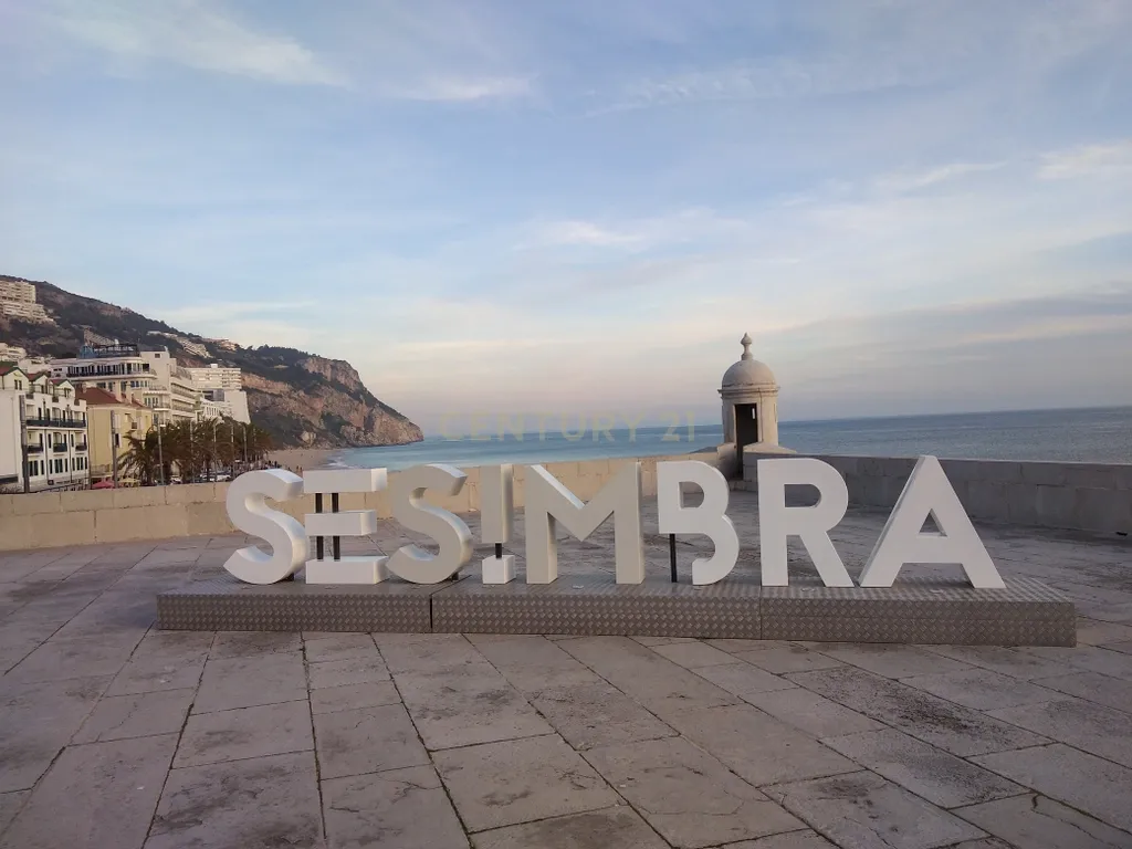 Moradia T3+2 | Sesimbra com Piscina, Jacuzzi, duas Pérgulas Bioclimáticas e muito mais. - Image 27