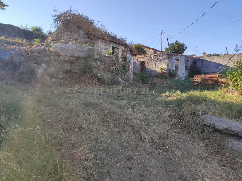 Quinta De Além com casa rústica em ruína para reabilitação total de 2 quartos no centro de Cete, Paredes - Image 11
