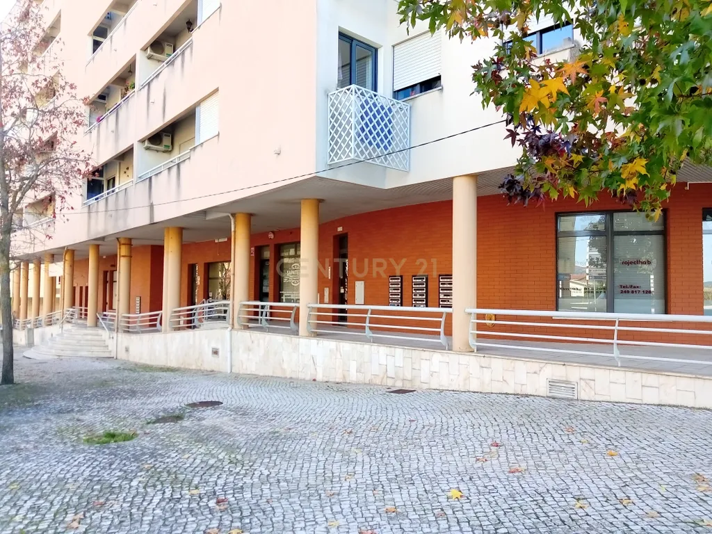 Loja com rendimento garantido a longo prazo e boa localização em Torres Novas - Image 14