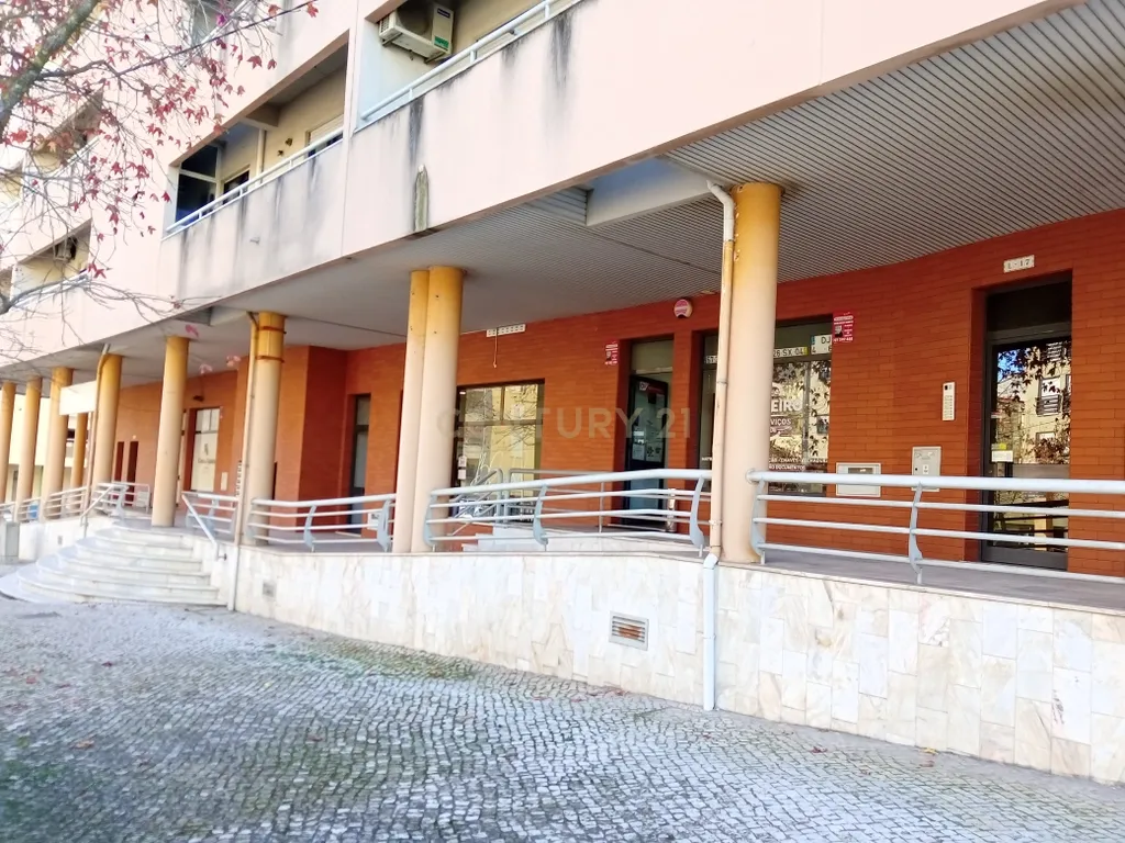 Loja com rendimento garantido a longo prazo e boa localização em Torres Novas - Image 16