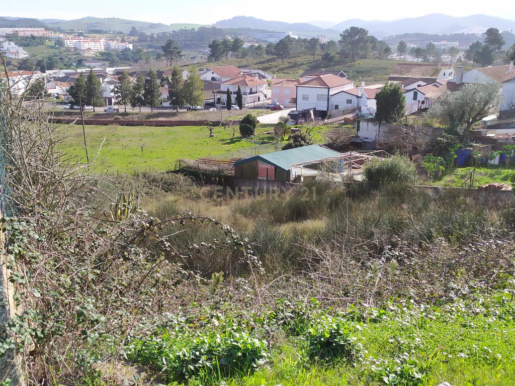 Lote de terreno com 856m2, às portas de Torres Vedras (entrada Norte). - Image 1