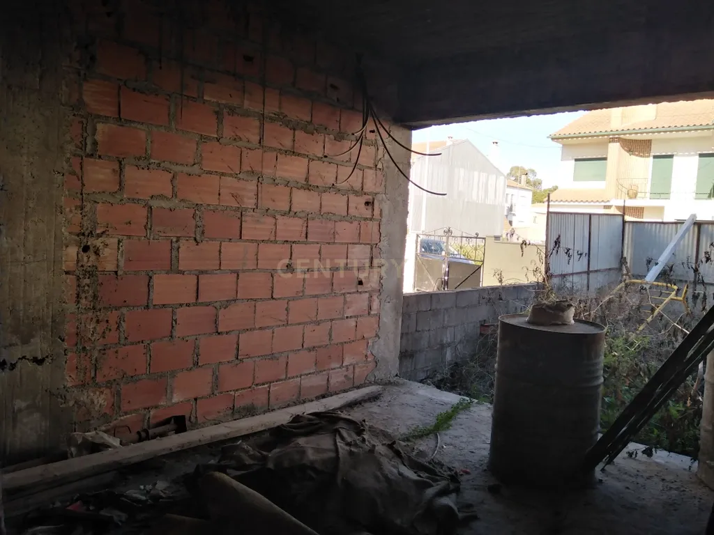 Moradia por terminar em Alcains - Image 11