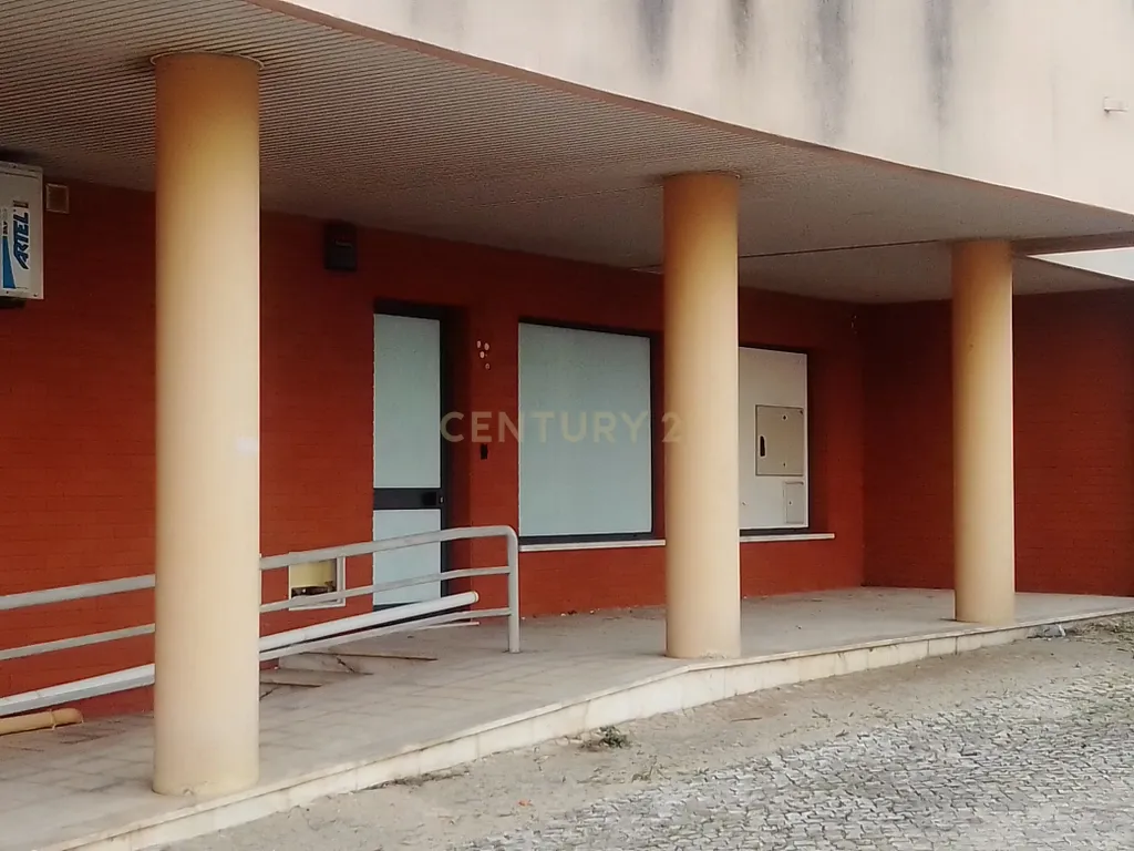 Loja com rendimento garantido a longo prazo e boa localização em Torres Novas - Image 15