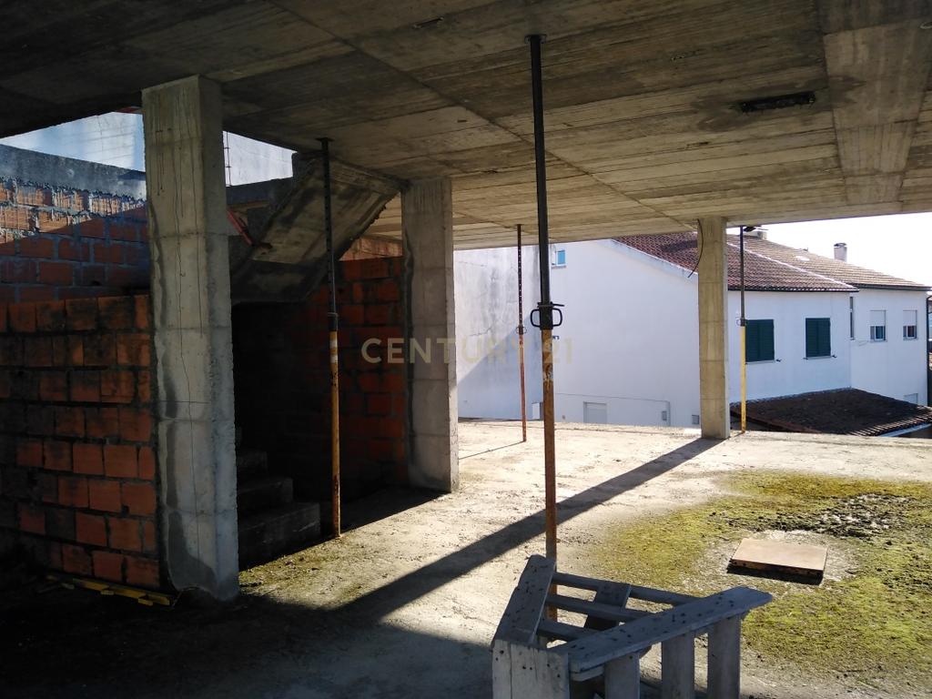 Moradia por terminar em Alcains - Image 19