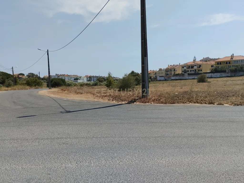 Terreno em Porto Salvo, Oeiras, com excelente acessibilidade — a apenas 5 minutos da autoestrada A5. - Image 4