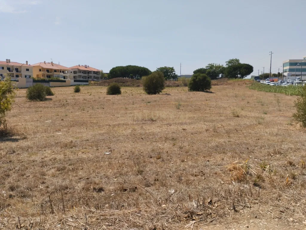 Terreno em Porto Salvo, Oeiras, com excelente acessibilidade — a apenas 5 minutos da autoestrada A5. - Image 2