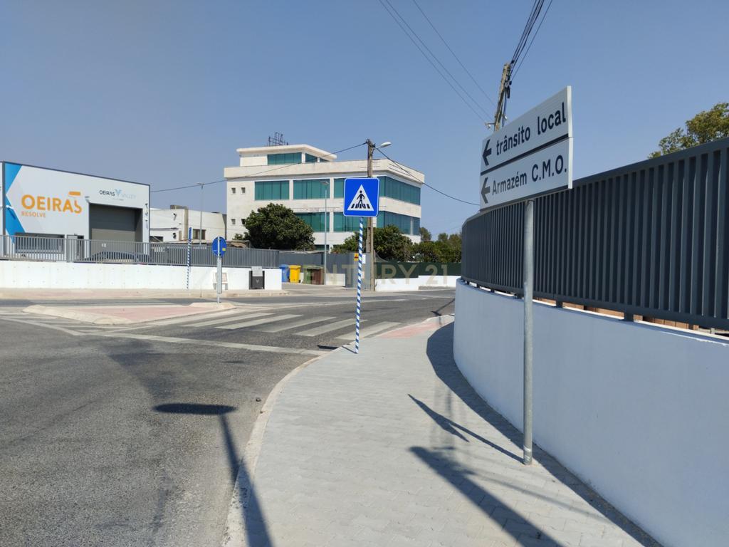 Terreno em Porto Salvo, Oeiras, com excelente acessibilidade — a apenas 5 minutos da autoestrada A5. - Image 1