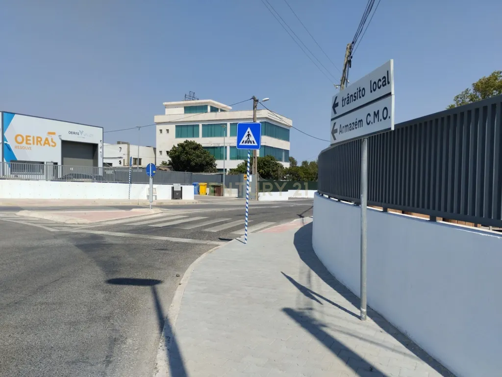 Terreno em Porto Salvo, Oeiras, com excelente acessibilidade — a apenas 5 minutos da autoestrada A5. - Image 1