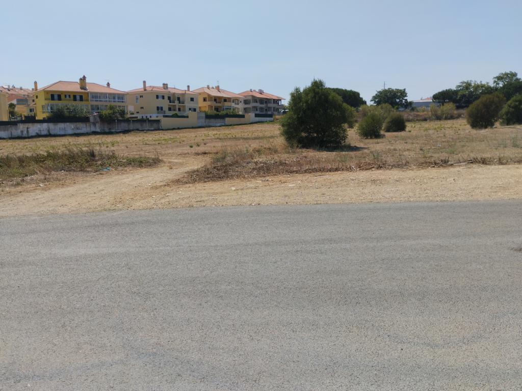 Terreno em Porto Salvo, Oeiras, com excelente acessibilidade — a apenas 5 minutos da autoestrada A5. - Image 3