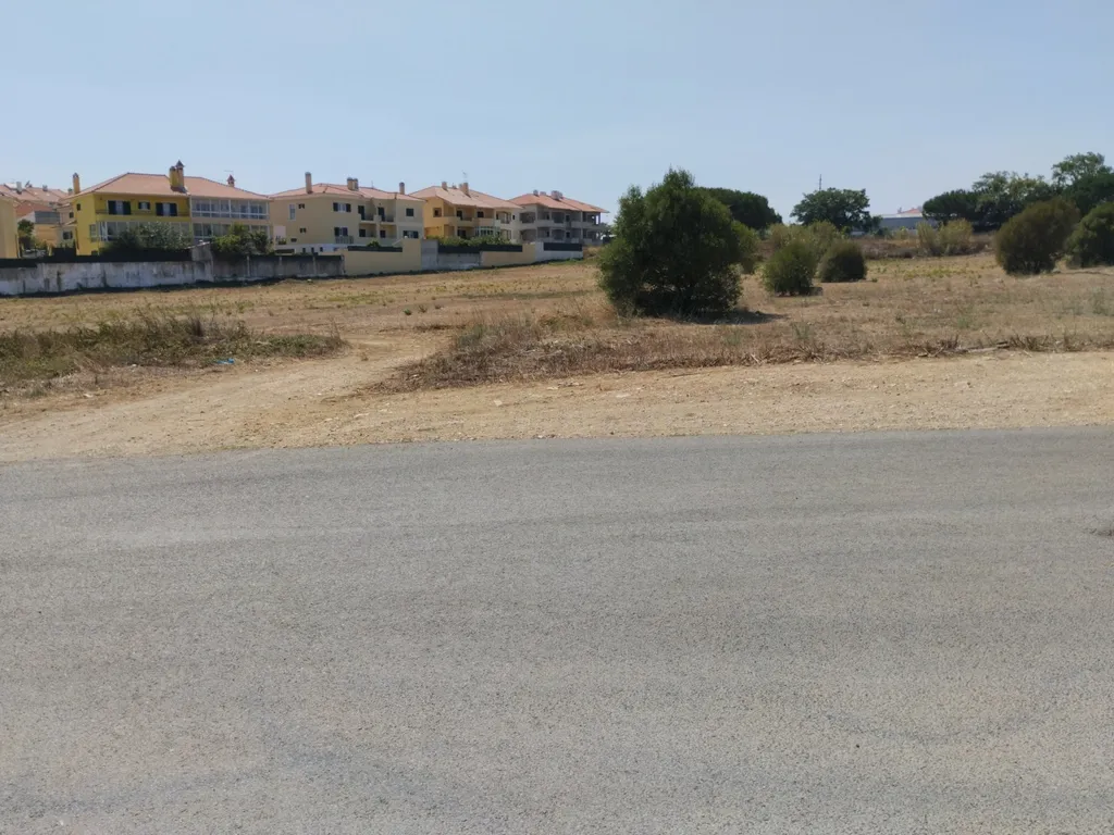 Terreno em Porto Salvo, Oeiras, com excelente acessibilidade — a apenas 5 minutos da autoestrada A5. - Image 3