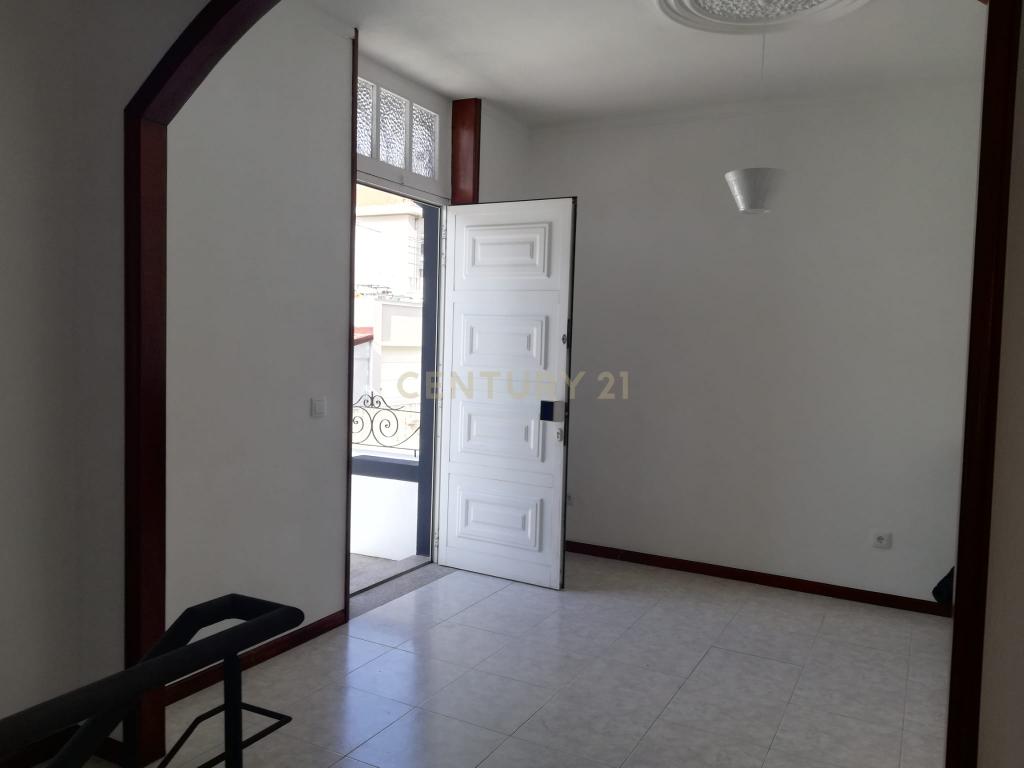 Moradia T2, Antas, à Praça Velasquez - Image 9