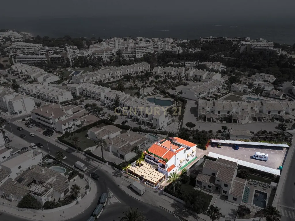 Habitação com Restaurante e Terreno a 500m da praia - Albufeira - Image 1