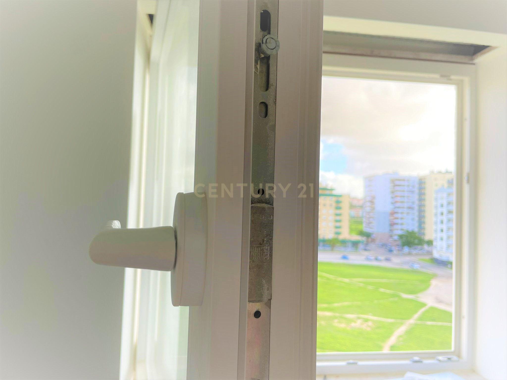 Apartamento T5 Totalmente Renovado no Bairro do Liceu - Image 6