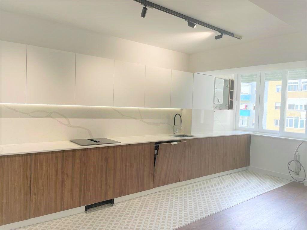 Apartamento T5 Totalmente Renovado no Bairro do Liceu - Image 2