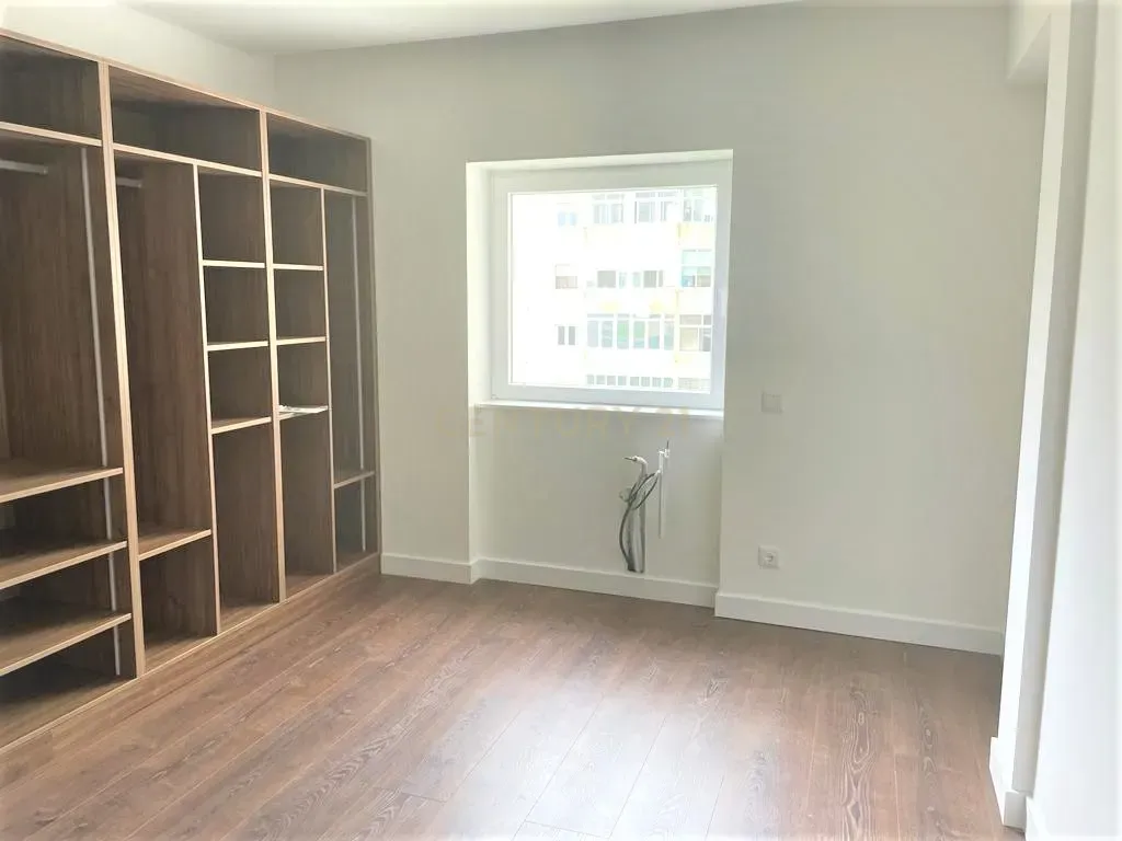 Apartamento T5 Totalmente Renovado no Bairro do Liceu - Image 17