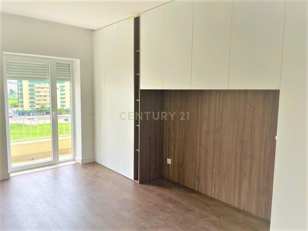 Apartamento T5 Totalmente Renovado no Bairro do Liceu - Image 16