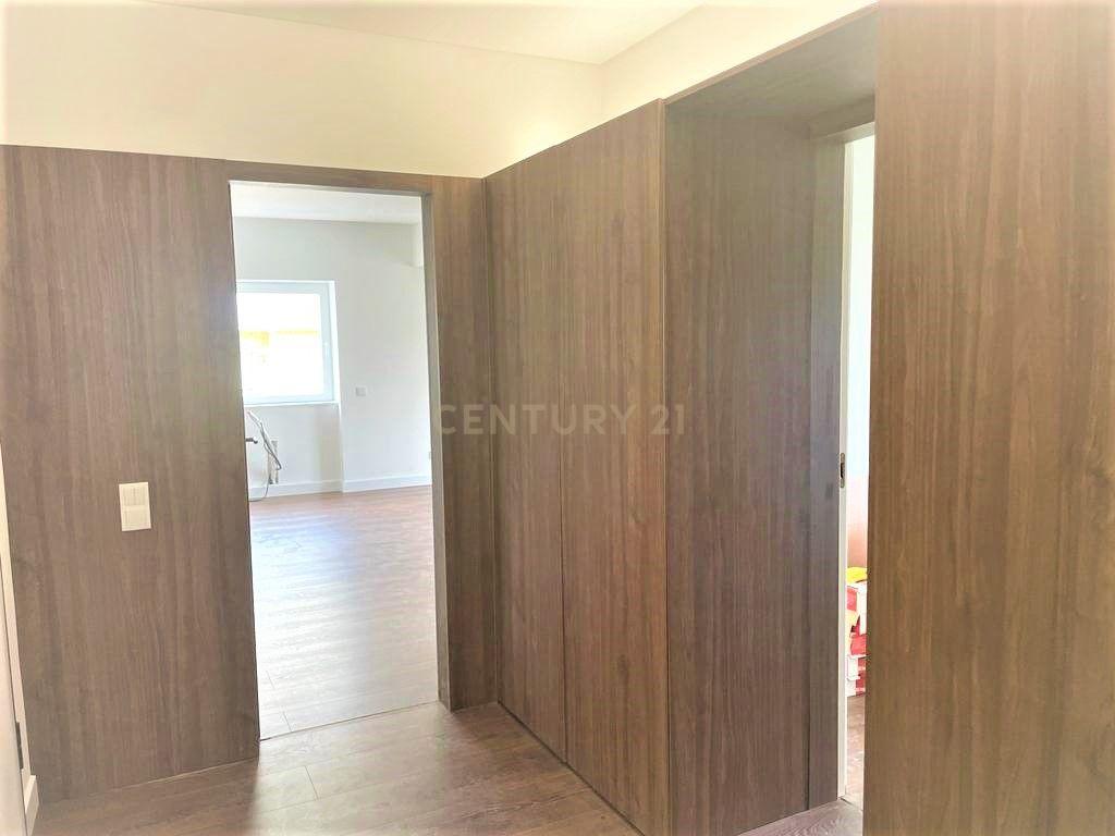 Apartamento T5 Totalmente Renovado no Bairro do Liceu - Image 11